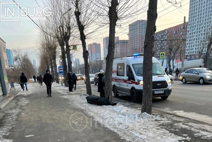 На Эльмаше на остановке нашли труп