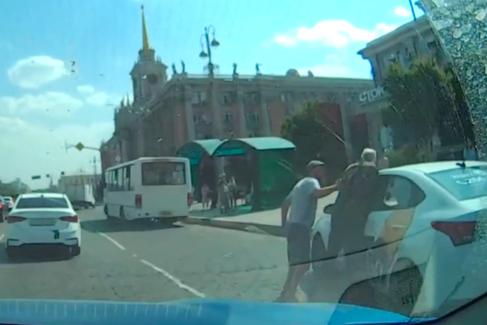 На площади 1905 года водитель маршрутки напал на пожилого таксиста