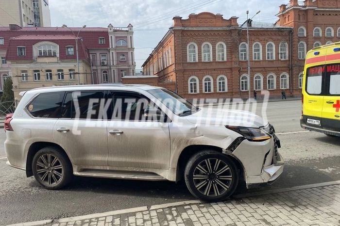 В центре Екатеринбурга Lexus с крутыми номерами сбил байкера