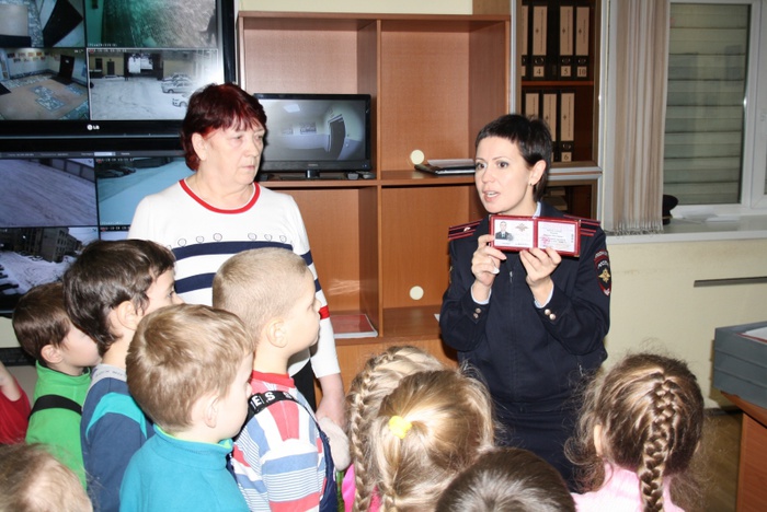 Сотрудники свердловской ГИБДД учат ребят уважать закон с детсадовского возраста