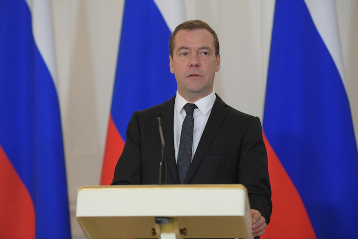 Медведев: России придется жить под санкциями неопределенно долго