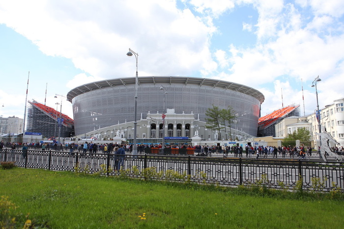 За полчаса до старта матча стадион в Екатеринбурге заполнен наполовину