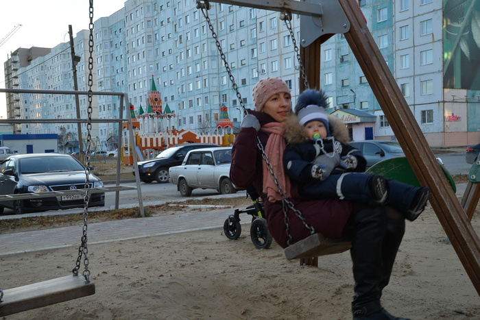 В Екатеринбурге труп самоубийцы полдня не убирали с детской площадки