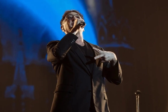 Григорий Лепс с охранниками жестоко избил мужчину у бара — видео