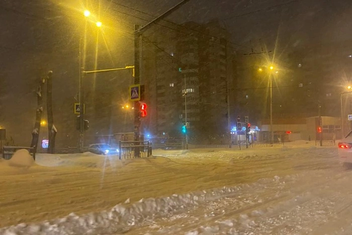 В Екатеринбурге трамваям перекрыли дорогу оставленные на путях автомобили
