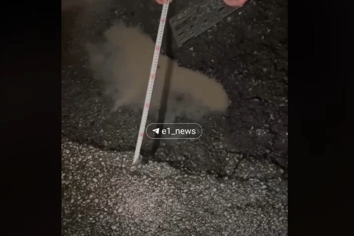 Свердловские водители массово остались без колёс из-за огромной и опасной ямы