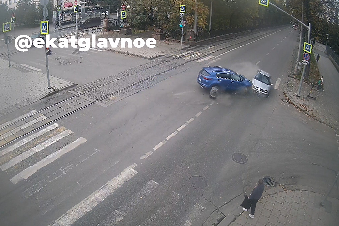 В центре Екатеринбурга перед VIP-кортежем столкнулись две легковушки