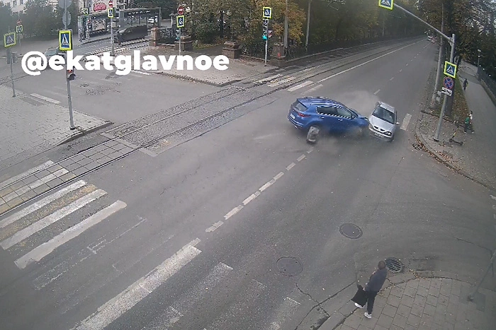 В центре Екатеринбурга перед VIP-кортежем столкнулись две легковушки