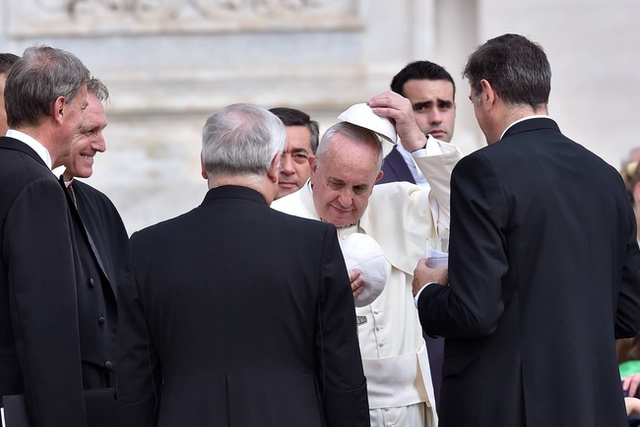 Папа Франциск продаст шапочку, чтобы помочь цыганам