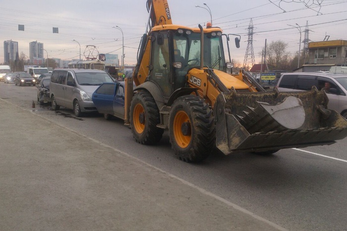 Три автомобиля и трактор столкнулись на улице Донбасская