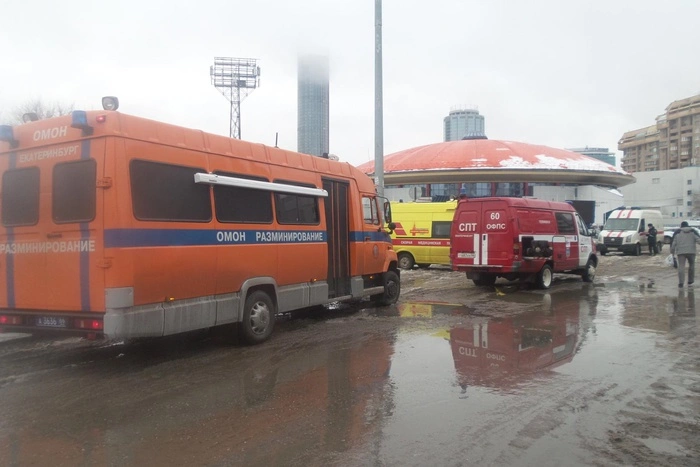 На станции метро «Динамо» в Екатеринбурге работают саперы