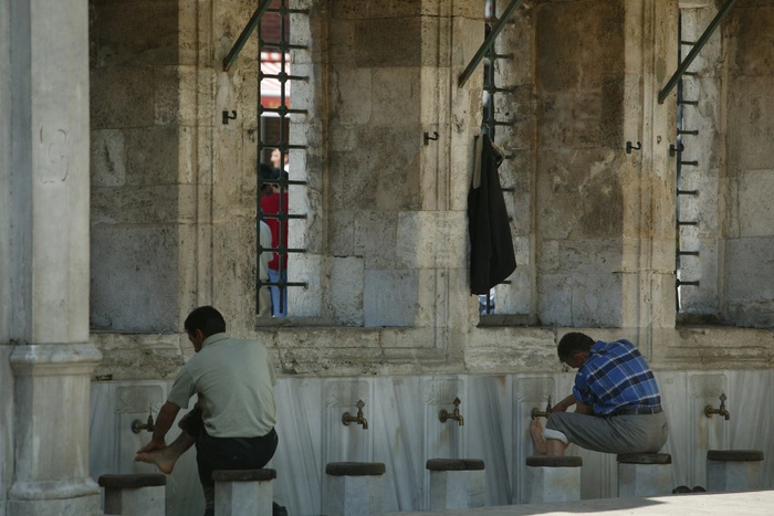 В Турции мусульманам ограничат левую руку