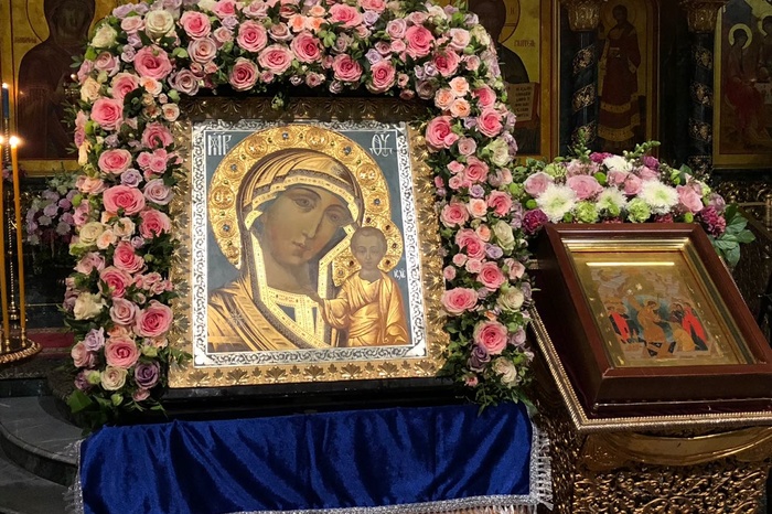 В праздник Казанской иконы Божией матери в Екатеринбурге прошел крестный ход