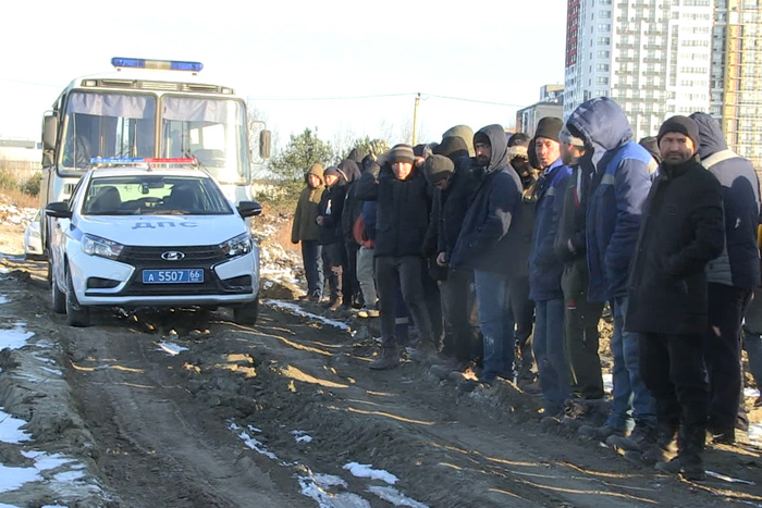 Полиция выдворила из Екатеринбурга 22 мигранта, нарушивших режим пребывания