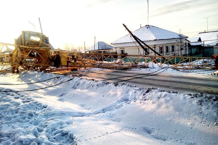 На Урале упал строительный кран