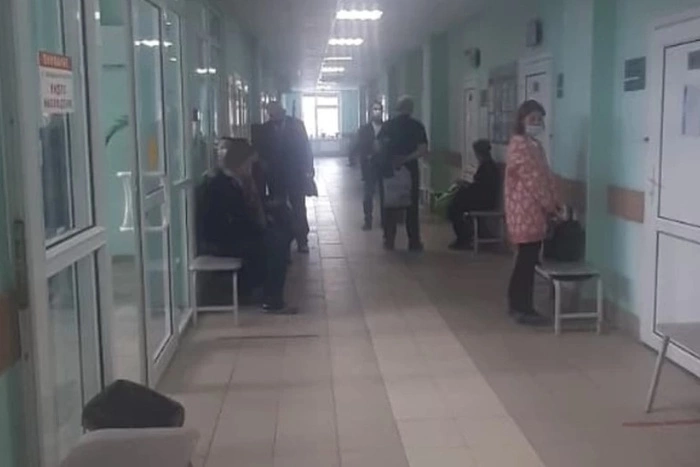 В оперштабе обвинили екатеринбуржцев в том, что они выстроились в очередь на прививку от COVID-19