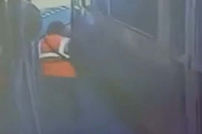 ДТП, где трамвай сбил кондуктора на ВИЗе, попал на видео