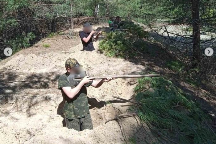 Для белорусских школьников провели военно-полевые сборы со стрельбой из лопат