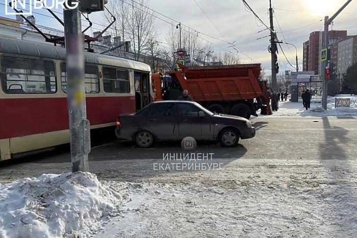 В Екатеринбурге легковушка врезалась в трамвай