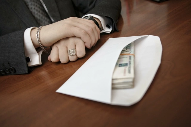 В Екатеринбурге сотрудники УФСБ задержали взяточника в погонах