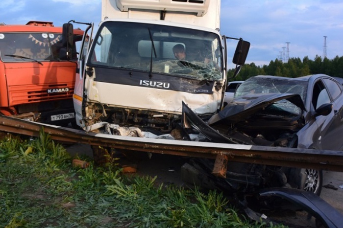 Подросток впал в кому после тройного ДТП на ЕКАД