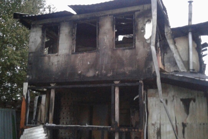 Следователи озвучили возможную причину пожара в дачном доме, где погиб парень