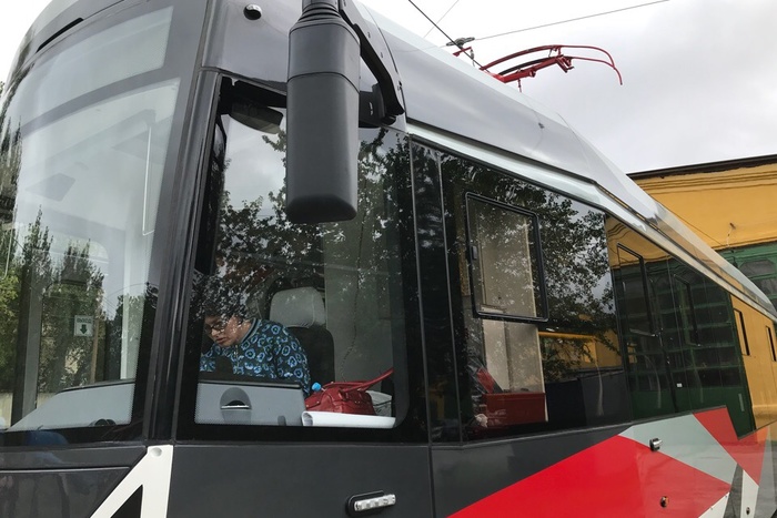По Екатеринбургу начинает курсировать инновационный трамвай