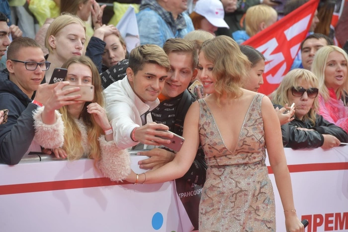 «Ведь я же кандидатка в президентки, А ты — в Совете по культур-мультур!»