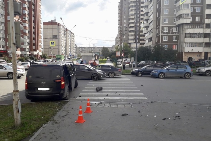 Автомобиль отбросило на пешеходов после столкновения на Ак. Шварца