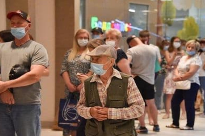 Куйвашев прокомментировал огромные очереди на прививку от коронавируса в Екатеринбурге