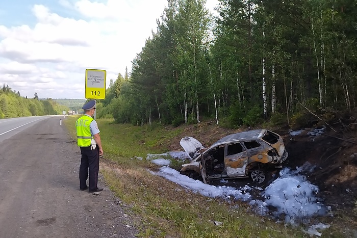 В Свердловской области на трассе загорелся автомобиль вместе с женщиной внутри
