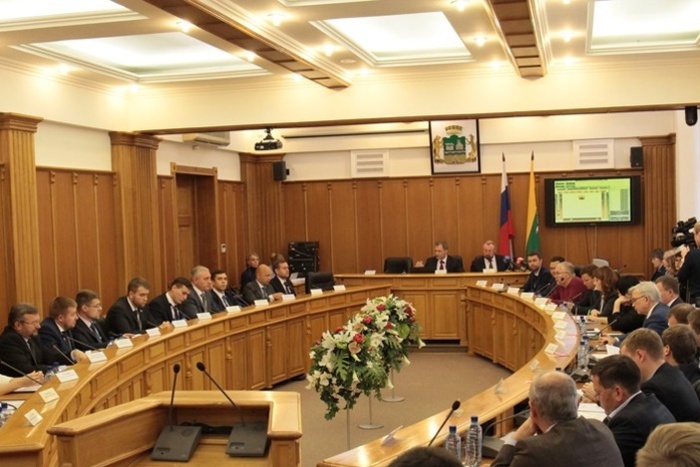 В Екатеринбурге помощникам депутатов увеличат зарплаты