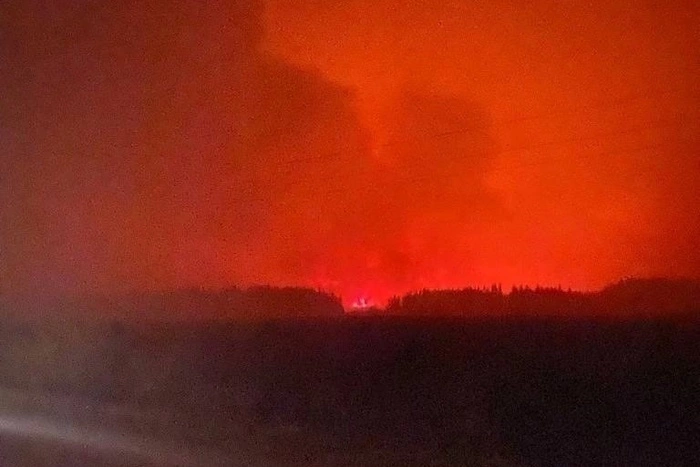 Всё в огне: в свердловском посёлке полыхают склады с порохом