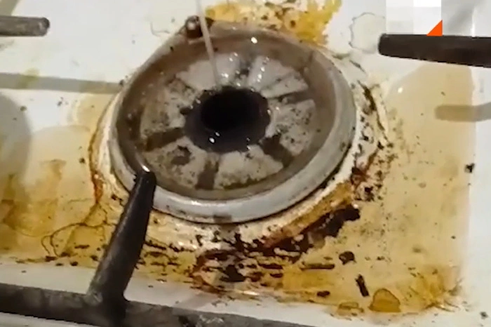 В жилом доме Екатеринбурга из газовой плиты забил настоящий фонтан