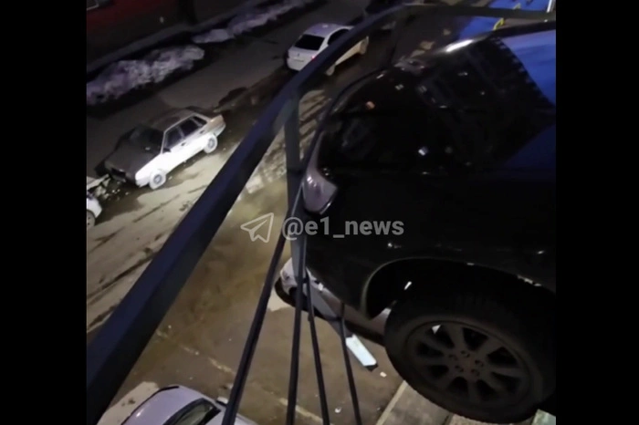 В Академическом водитель экстремально припарковал свой кроссовер