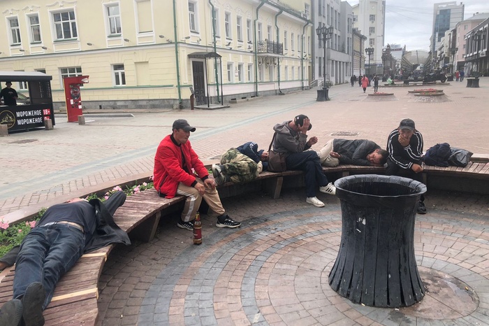 Гости Екатеринбурга пришли в ужас от лежащих под одеялами бездомных в самом центре