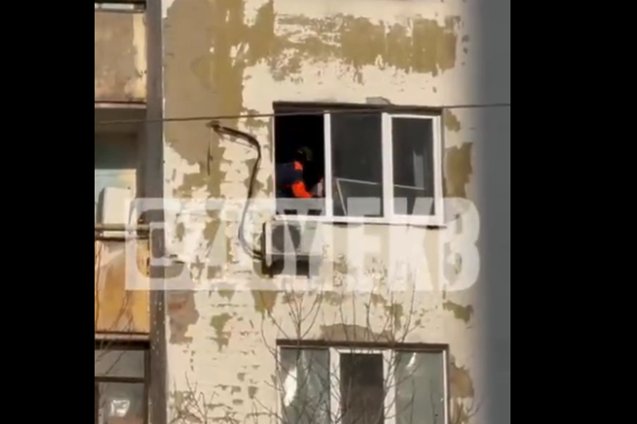 На Эльмаше мужчине в белом не дали выпрыгнуть в окно с большой высоты