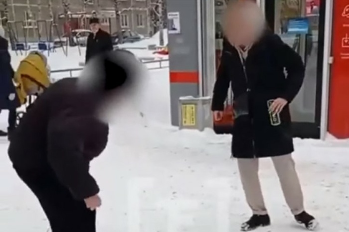 На остановке «Ясная» лающие подростки напугали прохожих