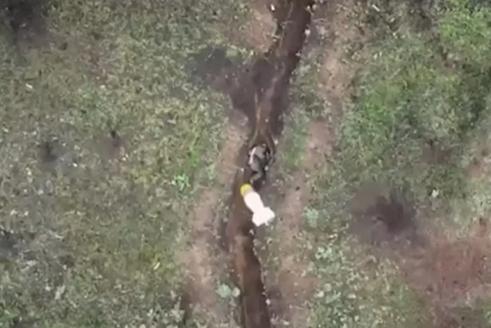 Появилось фото солдата, который отбрасывал падавшие на него с коптера ВСУ гранаты