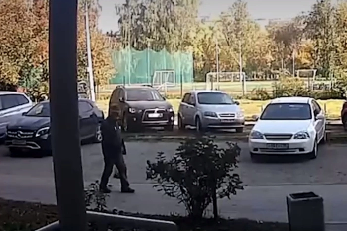 Пожилой мужчина мастурбировал возле екатеринбургского лицея