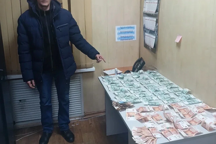Мужчина украл у семьи свердловчан в поезде более 200 тысяч рублей