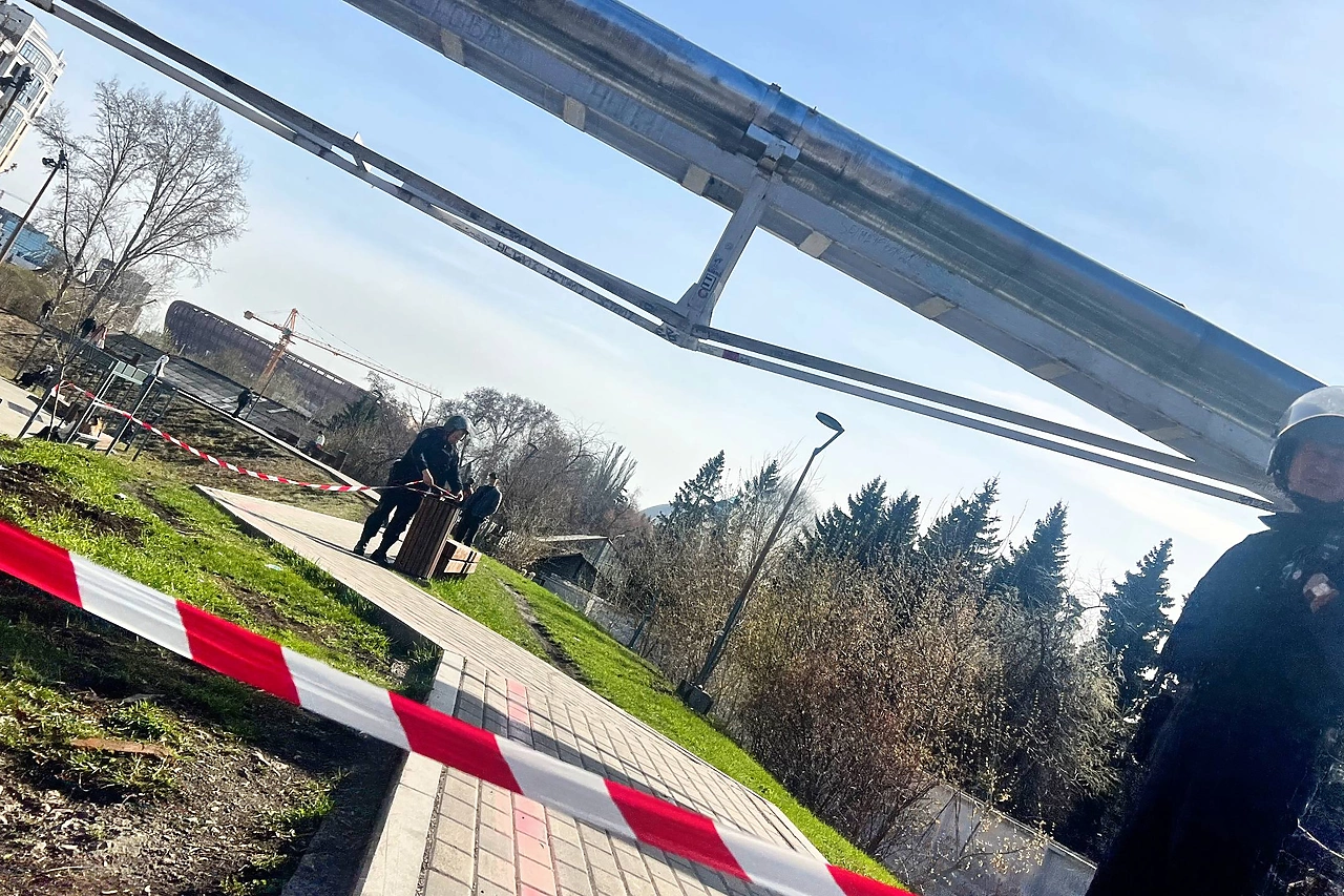 В Екатеринбурге полицейские оцепили территорию на набережной Исети