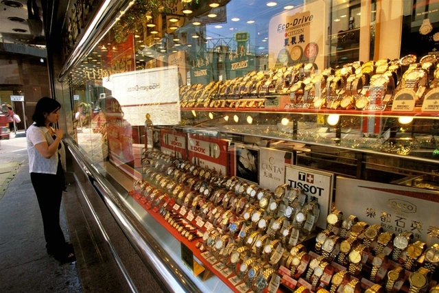 Часовщикам Екатеринбурга доставляют неудобства китайские «ролексы»