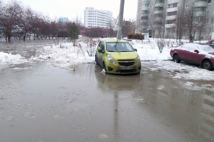 Участок улицы Малышева затопило из-за порыва трубы «Водоканала»