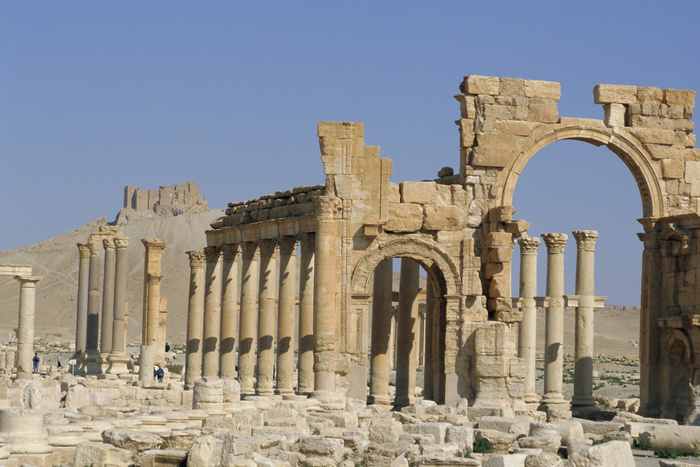 Запад скупает награбленные в Пальмире артефакты