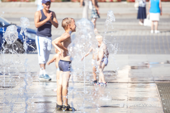 Хитом лета в Екатеринбурге стало купание в фонтанах