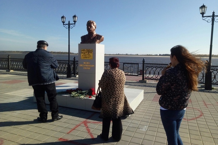 В Сургуте снесли скандальный памятник Сталину