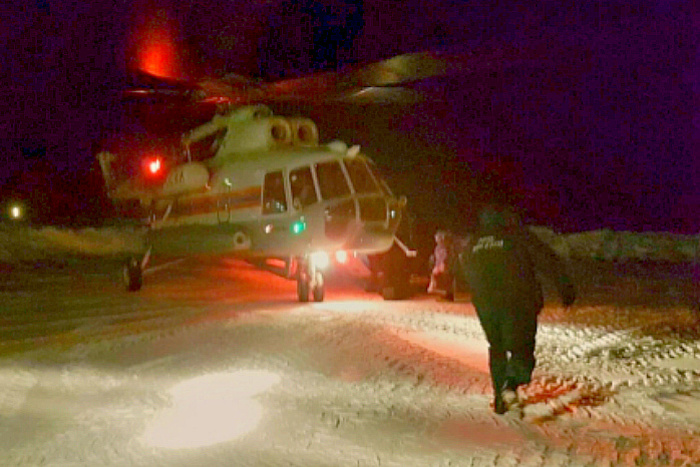 Вертолет МЧС России осуществил санитарную эвакуацию жителей поселка Ушма