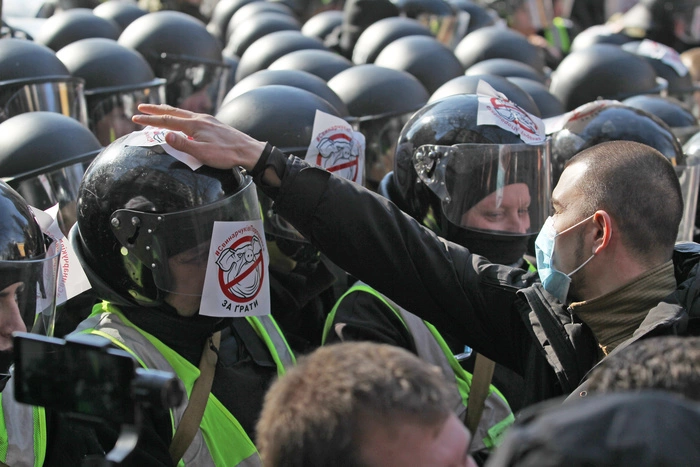 Экс-соратник президента Украины назвал места для побега Порошенко из страны