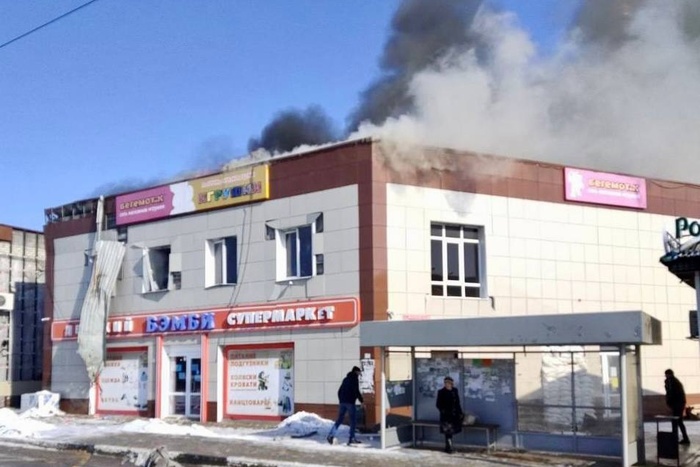 В белгородском Щебекино в результате обстрела ВСУ загорелся детский магазин